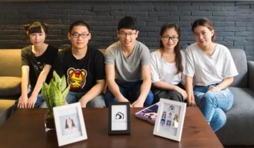 “最美證件照”照相館溫州分店的團(tuán)隊(duì)。魏旭明(左二)現(xiàn)就讀于溫州科技職業(yè)學(xué)院數(shù)字媒體專業(yè)。